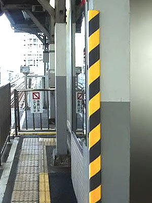 [画像]駅ホーム・端付近の柱に貼られたコーナーガード