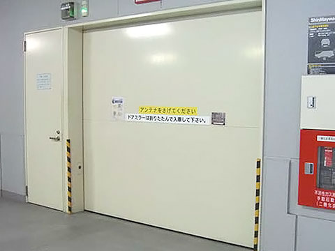 [画像]荷物用エレベーターの三方枠に貼られたコーナーガード