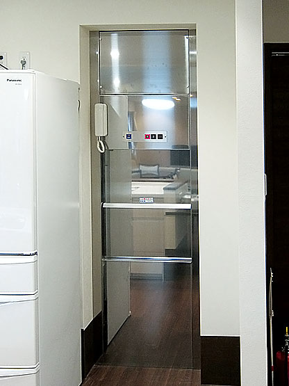 [画像]設置例3-1：老人ホームに導入した配膳用エレベーター