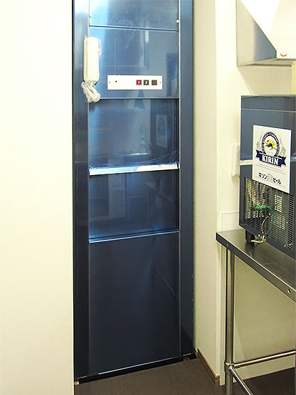 [画像]設置例4-1：焼肉屋に設営した小型エレベーター