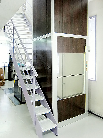 [画像]設置例19-2：工場に設営した小型エレベーター