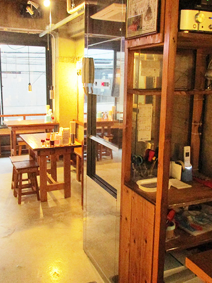 [画像]設置例24-1：タイ料理店に施工した小荷物専用昇降機