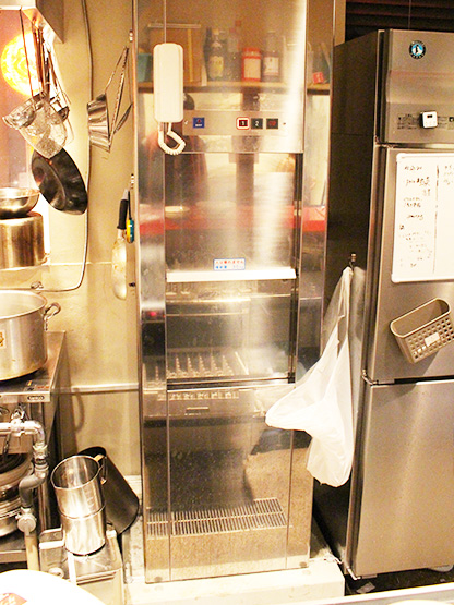 [画像]設置例26-2：多国籍料理店に施工した小荷物専用昇降機