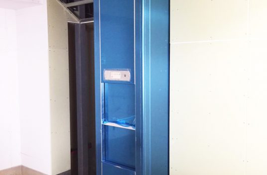 [画像]設置例32-1：飲食店に施工した小荷物専用昇降機