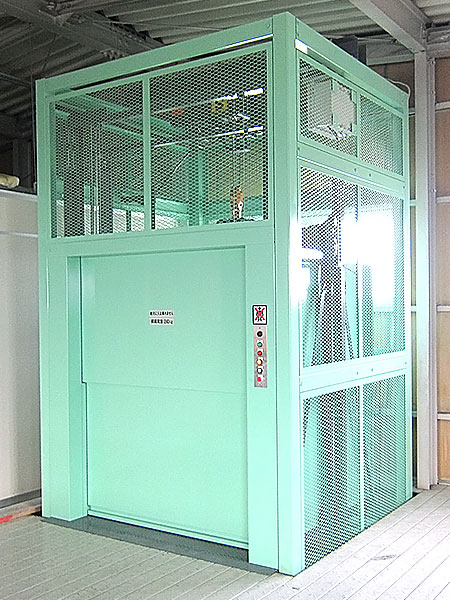 荷物用リフト設置（岡山・倉庫に施工）