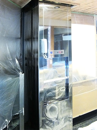 [画像]設置例1-2：飲食店に施工した小荷物専用昇降機