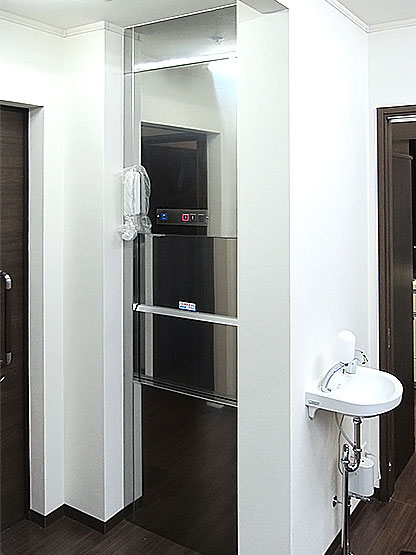 [画像]設置例3-2：老人ホームに導入した配膳用エレベーター