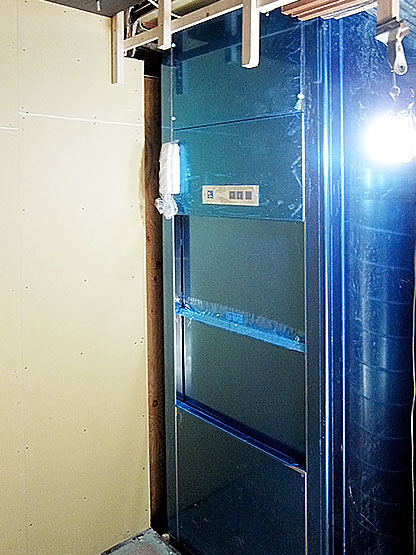 [画像]設置例9-2：飲食店に設営した小型エレベーター
