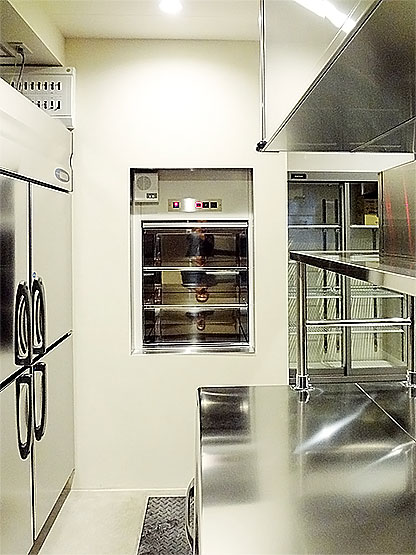 [画像]設置例13-1：焼き鳥店に導入した配膳用エレベーター