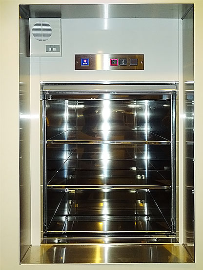 [画像]設置例13-2：焼き鳥店に導入した配膳用エレベーター