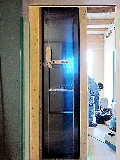 [画像]設置例14-2：個人住宅に設営した小型エレベーター