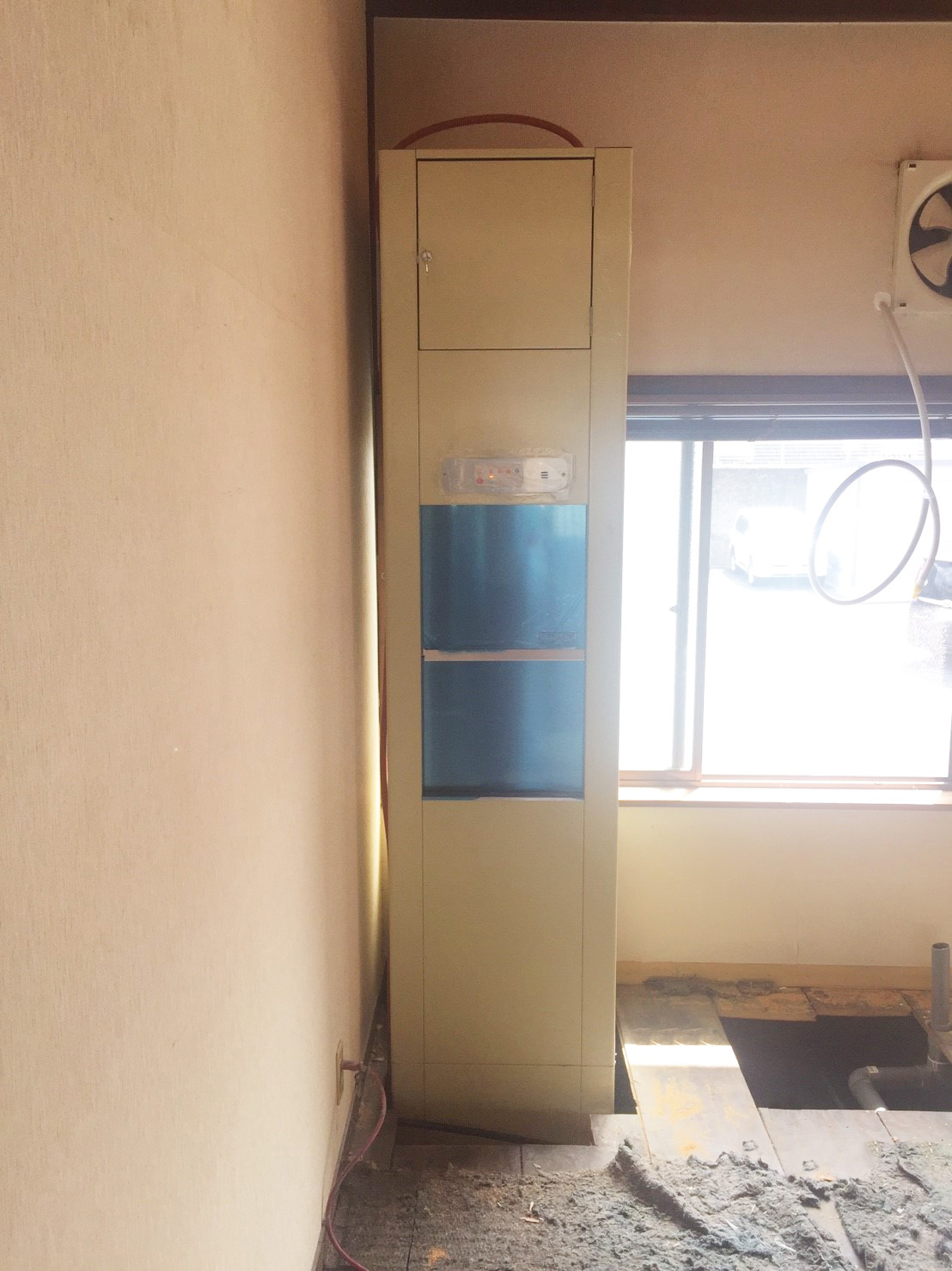 [画像]設置例33：居酒屋に施工した小荷物専用昇降機