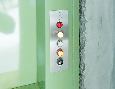 [画像]1階扉の操作スイッチを撮影