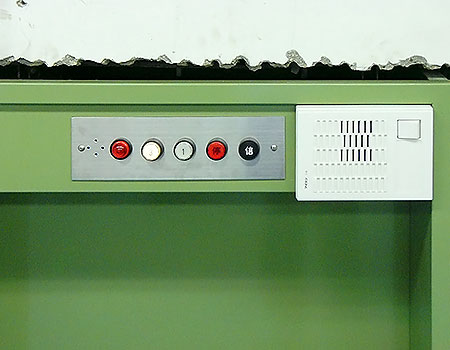 [画像]2階扉の操作スイッチ・インターホンを撮影